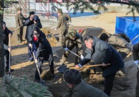 КХДР раҳбари Kim Chen In қизи Ким Жу Э билан бирга