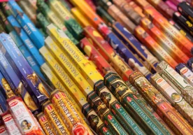 Хонада ёқимли ҳид таратадиган диффузер ва таёқчалардан