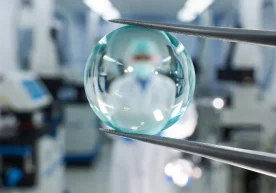 La production en série de lentilles intraoculaires