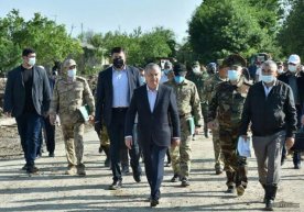 Shavkat Mirziyoyev Sirdaryoda uyiga qaytgan odamlar bilan muloqot qildi (foto) фото