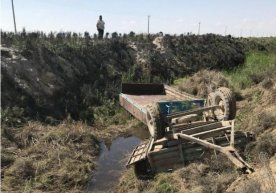 Buxoroda traktor tirkamasi zovurga ag‘darildi. Ikki kishi voqea joyida vafot etdi фото