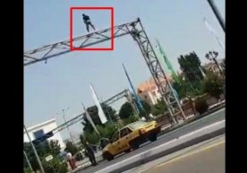 Andijonda yigit baland svetofordan o‘zini tashladi. Uning muddaosi nima edi? (video) фото