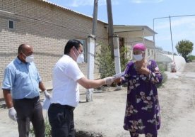 Buxoro tumani 4-sektor hududidagi 220 ta ehtiyojmand oilalarga hayitlik in’omi ulashildi фото
