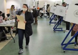 АҚШда бир ой аввал вафот этган сиёсатчи маҳаллий сайловлар ғолиби бўлди фото