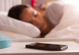 How harmful is sleeping near a smartphone for the body? фото