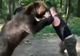 Un video de Arslanbek Makhmudov "entrenando" con