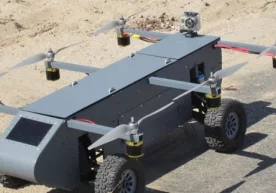 Dron deganda parrakli uchar apparatni tasavvur qilamiz.