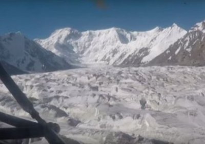 Қирғизистонда қулаган вертолётдан турист қутқариб олинди (видео) фото