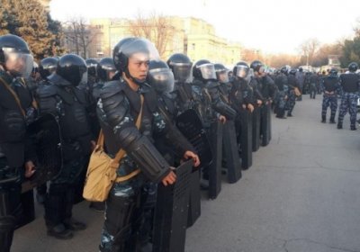 Бишкекда митинг: юзга яқин намойишчи қўлга олинди (видео) фото