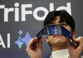 Samsung компанияси ўзининг биринчи учга букланадиган