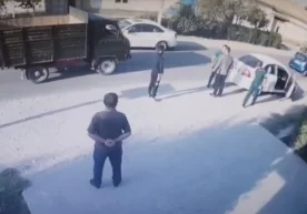 Самарқандда ИИБ ходими пиёдалар йўлакчасидан болаларни