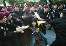 Armanistondagi norozilik namoyishlari chog‘ida 230 ga yaqin kishi qo‘lga olindi фото