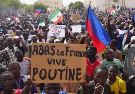 Nigerda xunta tarafdorlari Rossiya bayroqlari bilan ko‘chalarga chiqdi фото
