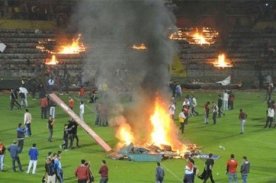 Turkiyalik muxlislar o‘z jamoasi stadioniga o‘t qo‘yib yubordi фото