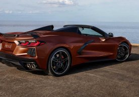 AQSH prezidenti Chevrolet Corvette’ning elektr versiyasi bilan maqtandi фото