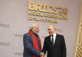 Моди BRICS саммитида Россия ва Ўзбекистон президентларига расм совға қилди фото