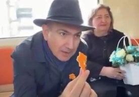 Арманистон бош вазири Никол Пашинян Ереван метросида унга