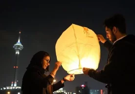 Эронда Чаҳаршанбе-Сури байрами чоғида кўчаларда гулхан