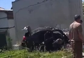 Андижонда Lacetti юқори тезликда деворни бузиб ўтди (видео) фото