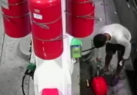 Полиция Нью-Йоркдаги АЁҚШга ўт қўйган эркакни қидирмоқда.