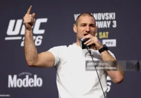 Ўрта вазн тоифаси(84 кг)да собиқ UFC чемпиони, америкалик