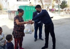 Ona-bola ehson tarqatayotgan imom-xatibni omma oldida haqorat qildi фото