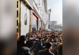 Тошкентда янги дўкон очилишига юзлаб одамлар тўпланди (видео) фото