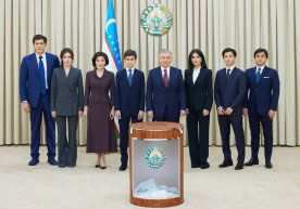 Prezidentlikka nomzod Shavkat Mirziyoyev oila a’zolari bilan saylovda ovoz berdi (foto) фото