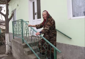 Ҳашаматли ҳовлининг нақшинкор эшиги секингина очилиб,