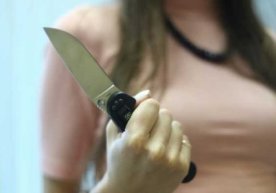 Имтиҳондан чиққан қиз ошпичоқни яшириб, ҳожатхонага кириб