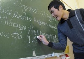 Фото: «Vsluh.ru» Кўчада кетаётган йигит фол очиб ўтирган
