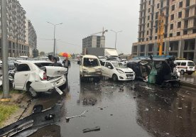 Toshkent viloyatida Toyota Prado uchta avtomobil bilan to‘qnashdi фото