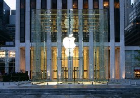 Нью-Йоркда Apple ходимлари формасига ўхшаш ҳаворанг кўйлак