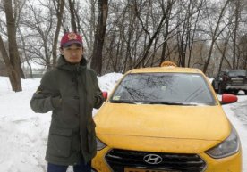 Moskvada taksi haydovchi qirg‘iz yigiti unutib qoldirilgan 1 mln rublni egasiga qaytardi фото