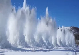 Rossiyalik sapyorlar 400 kg portlovchi modda yordamida muzni portlatdi (video) фото