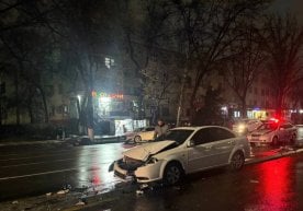 Тошкентда Lacetti автомобили йўл ўртасидаги устунга тўқнашди фото