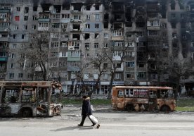 Украинадаги урушнинг 55-куни: Киев атрофида ишлаётган сапёрлар, Мариуполда ёнган автобуслар ва кемалар фото