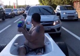 Haydovchi mashinasida vannani shatakka olib yo‘lovchini sayr qildirdi (video) фото