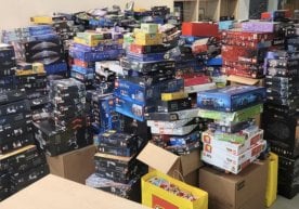 Калифорния полицияси 39 ёшли Роберт Лопесни минглаб LEGO