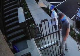 Megan Markl va shahzoda Garri karantinda qiynalgan oilalarga oziq-ovqat yetkazib berdi фото