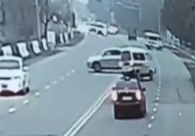 Андижонда ҳайдовчи бошқарувни йўқотиши оқибатида Damas ағдарилиб кетди (видео) фото