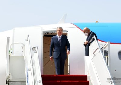 O‘zbekiston prezidenti Dushanbeda tantanali kutib olindi фото
