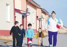 Yangiyo‘llik 70 yoshli otaxon hozirgacha nevara va evaralari bilan futbol o‘ynashi ma’lum qilindi фото