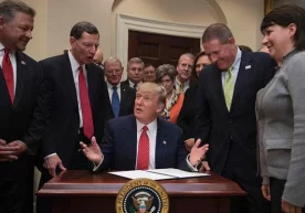 АҚШ президенти Дональд Трамп собиқ президент Барак