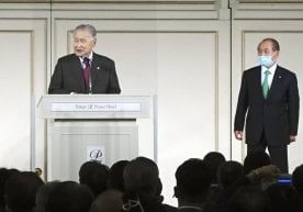 Yaponiya sobiq bosh vaziri Zelenskiyni ukrainaliklarni qiyinchilikka duchor qilishda aybladi фото