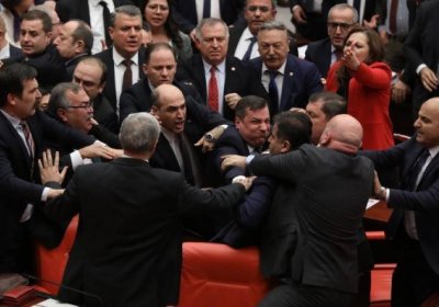 Туркия парламентида оммавий муштлашув юз берди (видео) фото