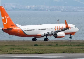 Jeju Air авиакомпаниясининг Boeing 737-800 самолёти қўниш