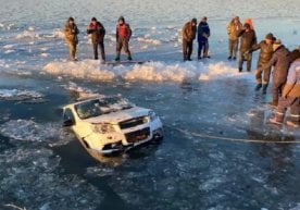 Қозоғистондаги Капшагай сув омборида енгил автомобиль муз