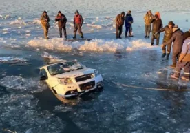 Қозоғистондаги Капшагай сув омборида енгил автомобиль муз