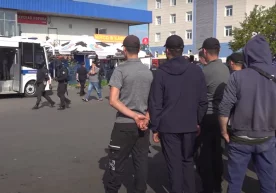 Sankt-Peterburgdagi sabzavot omborida ishlayotgan 100 ga